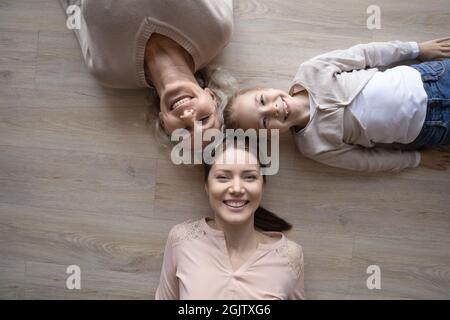 Oben Ansicht drei Generationen Familie auf dem Boden liegen. Stockfoto