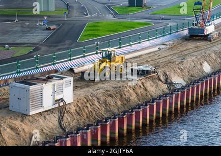 Bau einer Uferpromenade am Strand Stockfoto