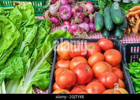 Tomaten und Salat zum Verkauf auf einem Markt Stockfoto