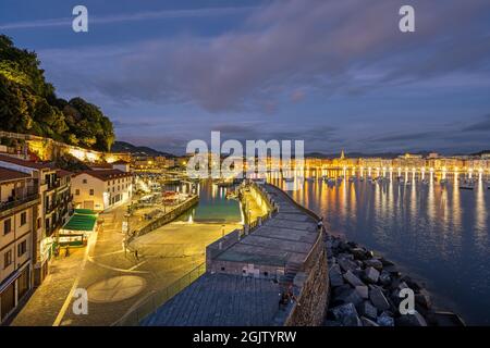 Der Hafen von San Sebastian mit der Stadt hinten in der Nacht Stockfoto