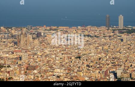 Blick über Barcelona in Spanien kurz vor Sonnenuntergang Stockfoto