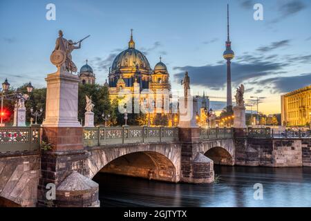 Der Dom, der Fernsehturm und die Schlossbrücke in Berlin im Morgengrauen Stockfoto