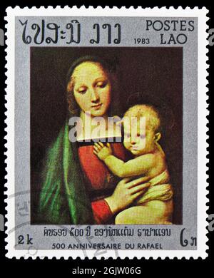 MOSKAU, RUSSLAND - 20. JUNI 2021: Briefmarke in Laos zeigt Granduca Madonna, Raphael, 500. Geburtstags-Serie, um 1983 Stockfoto