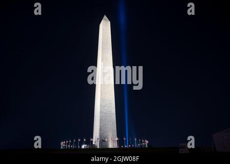 Washington, USA. September 2021. Ein Lichtstrahl in der Nähe des D.C. zum Gedenken an den 20. Jahrestag der Anschläge von 9/11 ist vom Washington Monument in Washington, DC, USA, am 11. September 2021 zu sehen. Quelle: Liu Jie/Xinhua/Alamy Live News Stockfoto