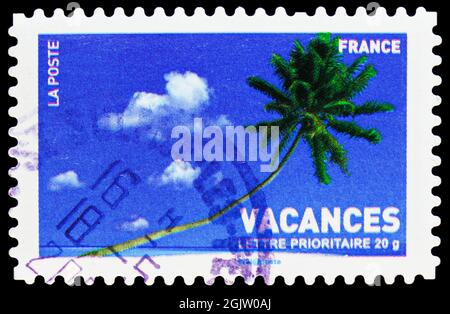 MOSKAU, RUSSLAND - 20. JUNI 2021: Die in Frankreich gedruckte Briefmarke zeigt Coconut Palm, Holidays Serie, um 2007 Stockfoto