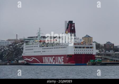 Stockholm, Schweden - 29 04 2018. Dezember: Der Blick auf das Viking Line-Kreuzschiff, das am 29. Dezember in Stockholm in Schweden an der Anlegestelle festgemacht wurde. Stockfoto