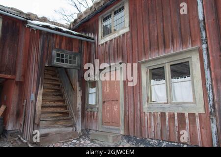 Stockholm, Schweden - 29 04 2018. Dezember: Außenansicht des traditionellen Möbelwerkhauses Holzgebäude in traditionellem falun-Rot in Skansen O Stockfoto