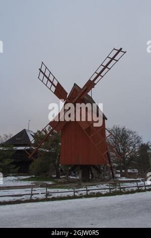 Stockholm, Schweden - 29 04 2018. Dezember: Außenansicht der hölzernen Windmühle in traditionellem falun-Rot im Freilichtmuseum Skansen am 29. Dezember Stockfoto