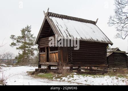 Stockholm, Schweden - Dezember 29 04 2018: Außenansicht des Holzgebäudes im Winter, Freilichtmuseum Skansen am 29. Dezember in Stockholm, Schweden. Stockfoto