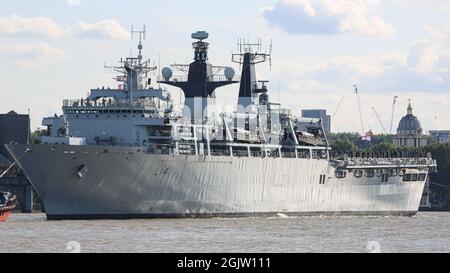 Greenwich, Großbritannien. September 2021. Die HMS Albion wird in Greenwich mit der Kuppel des Old Royal Naval College überführt. Das ehemalige britische Flaggschiff HMS Albion der Royal Navy ist in London angekommen. Der Hafenbesuch der Hauptstadt mit dem 176 Meter langen Schiff der Albion-Klasse soll die London International Shipping Week unterstützen, die am Montag, dem 13. September, beginnt. HMS Albion, die für den Besuch in Greenwich vor Anker liegt, wird aufgrund ihrer Flexibilität manchmal als das „Schweizer Armeemesser“ der Royal Navy bezeichnet. Die Ankunft von Albion fällt mit mehr Marinebesuchern in London für die DSE zusammen Stockfoto
