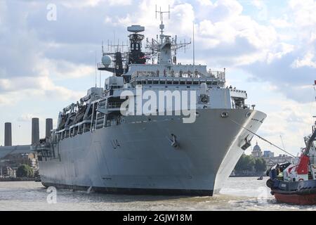 Greenwich, Großbritannien. September 2021. Die HMS Albion wird in Greenwich mit der Kuppel des Old Royal Naval College überführt. Das ehemalige britische Flaggschiff HMS Albion der Royal Navy ist in London angekommen. Der Hafenbesuch der Hauptstadt mit dem 176 Meter langen Schiff der Albion-Klasse soll die London International Shipping Week unterstützen, die am Montag, dem 13. September, beginnt. HMS Albion, die für den Besuch in Greenwich vor Anker liegt, wird aufgrund ihrer Flexibilität manchmal als das „Schweizer Armeemesser“ der Royal Navy bezeichnet. Die Ankunft von Albion fällt mit mehr Marinebesuchern in London für die DSE zusammen Stockfoto