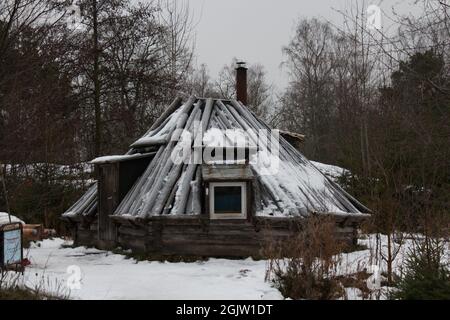 Stockholm, Schweden - Dezember 29 04 2018: Außenansicht der Sami-Hütte im Winter, Freilichtmuseum Skansen am 29. Dezember in Stockholm, Schweden. Stockfoto