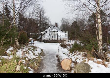 Stockholm, Schweden - Dezember 29 04 2018: Außenansicht der Sami-Hütte im Winter, Freilichtmuseum Skansen am 29. Dezember in Stockholm, Schweden. Stockfoto