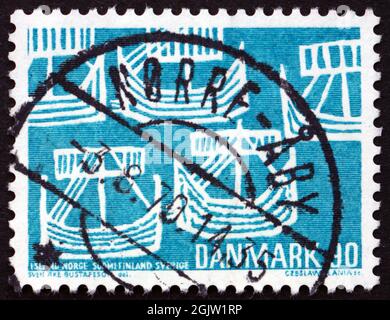 DÄNEMARK - UM 1969: Eine in Dänemark gedruckte Marke zeigt fünf antike Schiffe, Nordische Kooperation, um 1969 Stockfoto