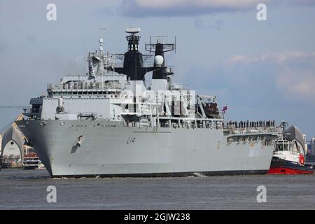 Woolwich, Großbritannien. September 2021. HMS Albion an der Thames Barrier. Das ehemalige britische Flaggschiff HMS Albion der Royal Navy ist in London angekommen. Der Hafenbesuch der Hauptstadt mit dem 176 Meter langen Schiff der Albion-Klasse soll die London International Shipping Week unterstützen, die am Montag, dem 13. September, beginnt. HMS Albion, die für den Besuch in Greenwich vor Anker liegt, wird aufgrund ihrer Flexibilität manchmal als das „Schweizer Armeemesser“ der Royal Navy bezeichnet. Die Ankunft von Albion fällt mit weiteren Marinebesuchern in London zusammen, um die DSEI-Verteidigungsmesse, die am Dienstag beginnt, zu besuchen. Kredit: Rob Powell/Alamy L. Stockfoto