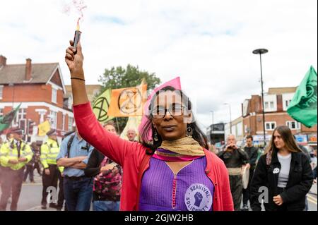 London, Großbritannien. 29. August 2021. Extinction Rebellion und XR Unify-Unterstützer marschieren zum „Karneval für Klimagerechtigkeit“-Event im Finsbury Park. Stockfoto
