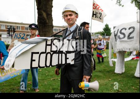 London, Großbritannien. 29. August 2021. Extinction Rebellion und XR Unify-Unterstützer marschieren zum „Karneval für Klimagerechtigkeit“-Event im Finsbury Park. Stockfoto