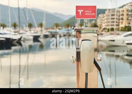 Tivat, Montenegro - 28. Mai 2021: Laden für Tesla-Elektrofahrzeuge Stockfoto