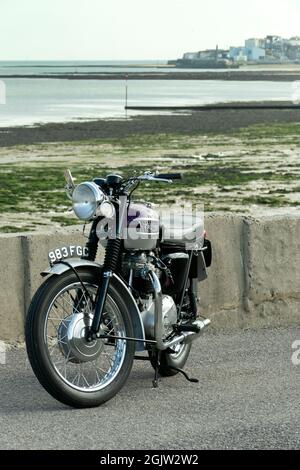 1963 Triumph Trophy beim Mile Beach Race 2021. Motorrad Sprint Rennen auf Margate Sands Beach Thanet Kent UK Stockfoto