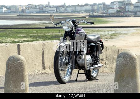 1963 Triumph Trophy beim Mile Beach Race 2021. Motorrad Sprint Rennen auf Margate Sands Beach Thanet Kent UK Stockfoto