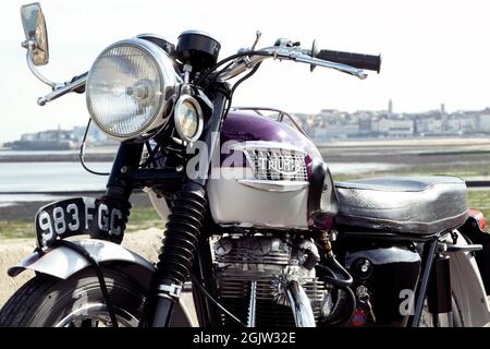 1963 Triumph Trophy beim Mile Beach Race 2021. Motorrad Sprint Rennen auf Margate Sands Beach Thanet Kent UK Stockfoto