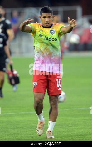 Washington, DC, USA. August 2021. 20210828 - D.C. United Mittelfeldspieler EDISON FLORES (10) wärmt sich vor dem MLS-Spiel gegen die Philadelphia Union auf dem Audi-Feld in Washington auf. (Bild: © Chuck Myers/ZUMA Press Wire) Stockfoto