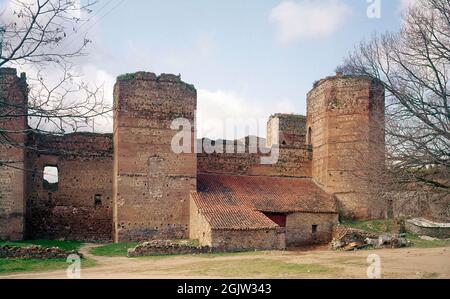 CASTILLO Y MURALLAS ARABES - RECINTO DEFENSIVO DE ORIGENES ARABE S XI/S XIV. LAGE: CASTILLO / RECINTO AMURALLADO. BUITRAGO DEL LOZOYA. MADRID. SPANIEN. Stockfoto