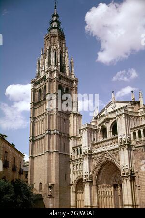 TORRE Y FACHADA PRINCIPAL DE LA CATEDRAL DE TOLEDO - SIGLO XV - GOTICO ESPAÑOL. Lage: CATEDRAL-EXTERIOR. Toledo. SPANIEN. Stockfoto