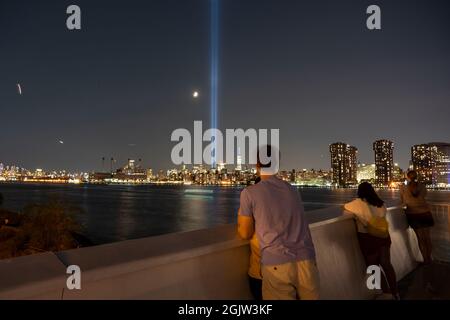 Am 20. Jahrestag des Terroranschlags in New York City beobachten die Menschen, wie die Tribute of Light die Skyline von Manhattan erleuchtet. Die Doppellichter stellen die Zwillingstürme dar, die während des Terroranschlags im Jahr 2001 zerstört wurden. (Foto von Ron Adar / SOPA Images/Sipa USA)