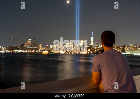 Am 20. Jahrestag des Terroranschlags in New York City beobachten die Menschen, wie die Tribute of Light die Skyline von Manhattan erleuchtet. Die Doppellichter stellen die Zwillingstürme dar, die während des Terroranschlags im Jahr 2001 zerstört wurden. (Foto von Ron Adar / SOPA Images/Sipa USA)