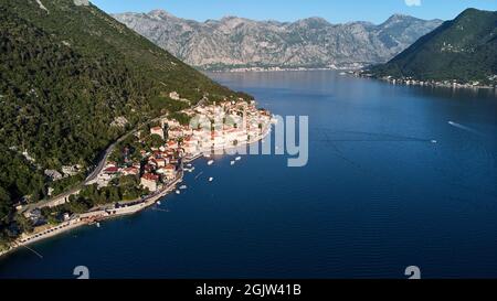 Luftaufnahme der Stadt Perast und der Bucht von Kotor in Montenegro. Stockfoto