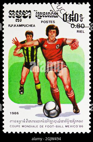 MOSKAU, RUSSLAND - 20. JUNI 2021: Briefmarke gedruckt in Kambodscha zeigt Spielszenen, FIFA WM 1986 - Mexiko Serie, um 1986 Stockfoto