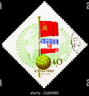 MOSKAU, RUSSLAND - 20. JUNI 2021: In Ungarn gedruckte Briefmarke zeigt Flaggen der Sowjetunion und Jugoslawiens, FIFA WM 1962 - Chile Serie, CI Stockfoto