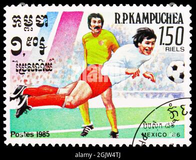MOSKAU, RUSSLAND - 20. JUNI 2021: Briefmarke gedruckt in Kambodscha zeigt Spielszenen, FIFA WM 1986 - Mexiko Serie, um 1986 Stockfoto