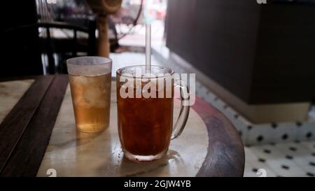 Schauen Sie sich EK TENG PHU KI (益生甫記) Heritage Coffee Shop, Phat Sai, Samphanthawong, Chinatown Bangkok Thailand an Stockfoto