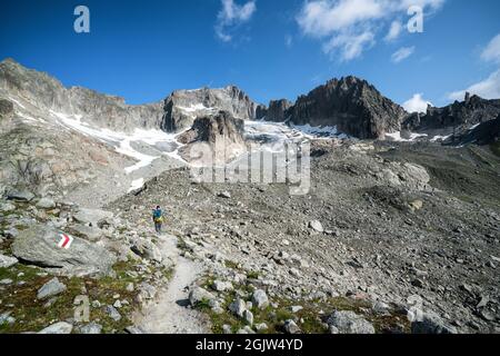 Auf dem Weg zum Klettern am Hannibalturm bei Furkapass, Schweiz Stockfoto