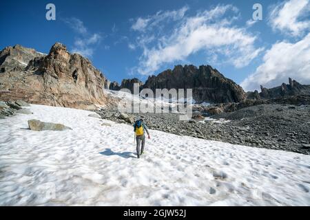 Auf dem Weg zum Klettern am Hannibalturm bei Furkapass, Schweiz Stockfoto