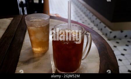 Schauen Sie sich EK TENG PHU KI (益生甫記) Heritage Coffee Shop, Phat Sai, Samphanthawong, Chinatown Bangkok Thailand an Stockfoto