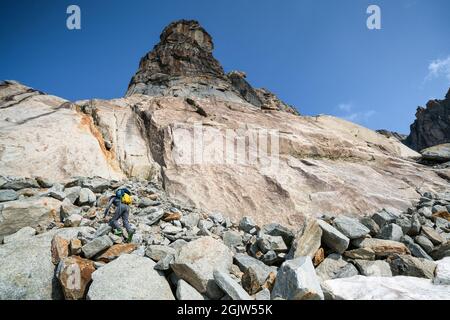 Auf dem Weg zum Klettern am Hannibalturm bei Furkapass, Schweiz Stockfoto