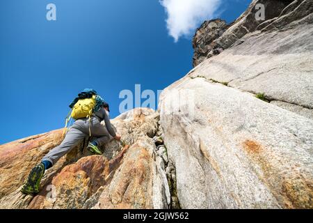 Auf dem Weg zum Klettern am Hannibalturm bei Furkapass, Schweiz Stockfoto