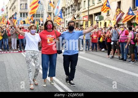 Barcelona, Spanien. September 2021. Die Präsidentin der katalanischen Nationalversammlung (ANC) Elisenda Paluzie (Zentrum) mit den beiden ehemaligen Präsidenten des ANC Carme Forcadell (R) und Jordi Sánchez (L), die während der Demonstration des Nationaltages von Katalonien gesehen wurden: 400.000 Personen laut der katalanischen Nationalversammlung (ANC) und 108,000 Personen laut der Lokalversammlung Die Polizei demonstriert am Nationalfeiertag Kataloniens in Barcelona, um Unabhängigkeit zu fordern. (Foto von Ramon Costa/SOPA Images/Sipa USA) Quelle: SIPA USA/Alamy Live News Stockfoto