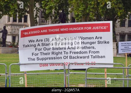 London, Großbritannien. September 2021. Ein Informationstschild, das während des Hungerstreiks gesehen wurde. Drei Frauen treten auf dem Parliament Square in einen Hungerstreik, um gegen die Übernahme Afghanistans durch die Taliban zu protestieren. (Foto: Vuk Valcic/SOPA Images/Sipa USA) Quelle: SIPA USA/Alamy Live News Stockfoto