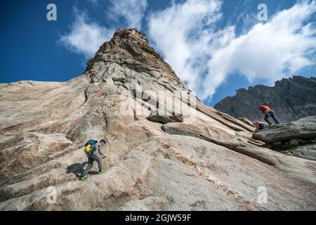 Auf dem Weg zum Klettern am Hannibalturm bei Furkapass, Schweiz Stockfoto