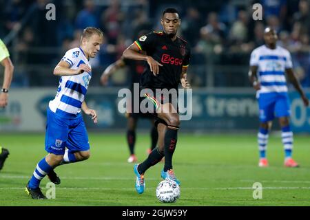 ZWOLLE, NIEDERLANDE - 11. SEPTEMBER: Thomas van den Belt von PEC Zwolle und Ryan Gravenberch von Ajax während des niederländischen Eredivisie-Spiels zwischen PEC Zwolle und Ajax am 11. September 2021 im MAC³PARK Stadion in Zwolle, Niederlande (Foto: Peter Lous/Orange Picles) Stockfoto