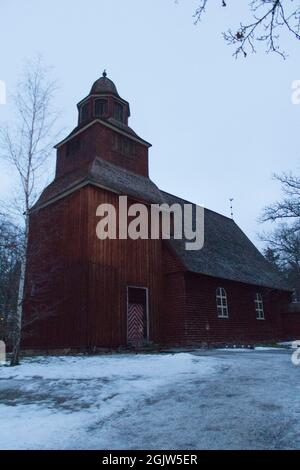 Stockholm, Schweden - 29 04 2018. Dezember: Außenansicht der Seglora-Kirche im Winter, Freilichtmuseum Skansen am 29. Dezember in Stockholm, Schweden. Stockfoto