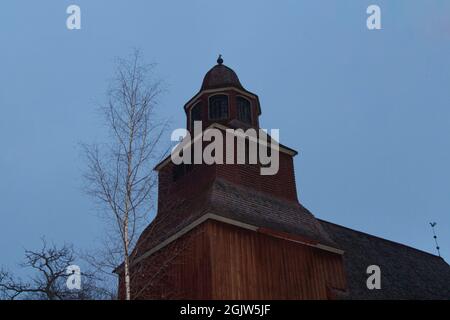 Stockholm, Schweden - Dezember 29 04 2018: Obere Ansicht der Seglora-Kirche im Winter, Freilichtmuseum Skansen am 29. Dezember in Stockholm, Schweden. Stockfoto