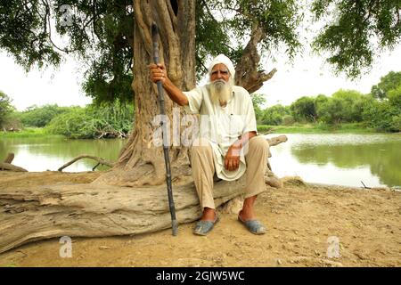 Alter Sikh-Mann im indischen Dorf Stockfoto