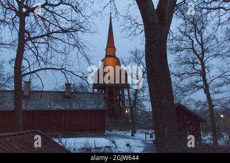 Stockholm, Schweden - Dezember 29 04 2018: Außenansicht des Hallestad-Glockenturms im Winter, Freilichtmuseum Skansen am 29. Dezember in Stockholm, Schweden. Stockfoto