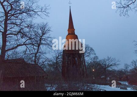 Stockholm, Schweden - Dezember 29 04 2018: Außenansicht des Hallestad-Glockenturms im Winter, Freilichtmuseum Skansen am 29. Dezember in Stockholm, Schweden. Stockfoto