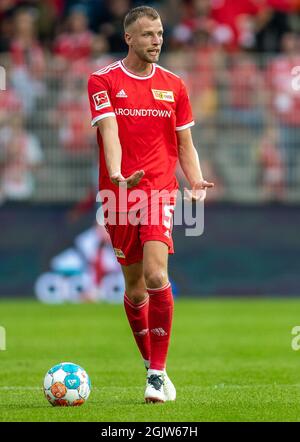 Berlin, Deutschland. September 2021. Fußball: Bundesliga, 1. FC Union Berlin - FC Augsburg, Matchday 4, an der Alten Försterei. Marvin Friedrich von Union Berlin zeigt sich dem Ball entgegen. Quelle: Andreas Gora/dpa - WICHTIGER HINWEIS: Gemäß den Bestimmungen der DFL Deutsche Fußball Liga und/oder des DFB Deutscher Fußball-Bund ist es untersagt, im Stadion und/oder vom Spiel aufgenommene Fotos in Form von Sequenzbildern und/oder videoähnlichen Fotoserien zu verwenden oder zu verwenden./dpa/Alamy Live News Stockfoto